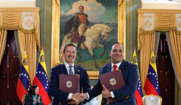 Venezuela y la tecnológica SLB firman un acuerdo preliminar de explotación de crudo y gas