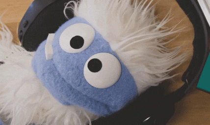 Personaje escuchando pódcast en Claro música.- Blog Hola Telcel