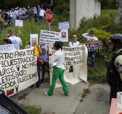 "¡Elecciones ya!", reclaman sindicatos en Venezuela ante Embajada de EE.UU. en Caracas
