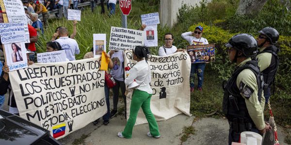 "¡Elecciones ya!", reclaman sindicatos en Venezuela ante Embajada de EE.UU. en Caracas