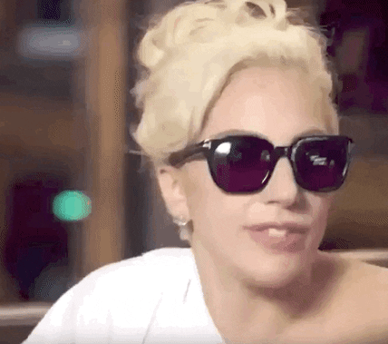 Lady Gaga con lentes y el cabello recogido feliz de que sea tan fácil extraer el texto de una imagen tanto en Android como iOS.- Blog Hola Telcel