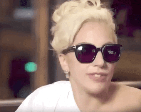 Lady Gaga con lentes y el cabello recogido feliz de que sea tan fácil extraer el texto de una imagen tanto en Android como iOS.- Blog Hola Telcel