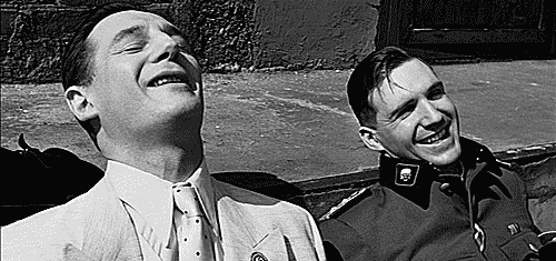 Liam Neeson y Ralph Fiennes interpretan a dos alemanes en la 'La lista de Schindler', una película que muestra con rigor histórico los horrores del Holocausto.- Blog Hola Telcel