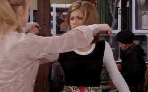 Escena de 'Friends' primera temporada, con Rachel, Pheobe y Monica abrazándose.- Blog Hola Telcel.