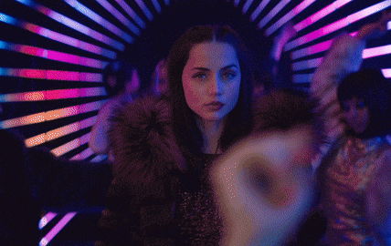 Ana de Armas caminando de manera desafiante antes de desplegar todas sus habilidades letales en una de las escenas de la película Ballerina.- Blog Hola Telcel